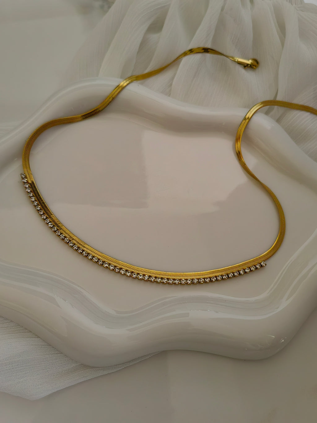 CLASSY NECKLACE