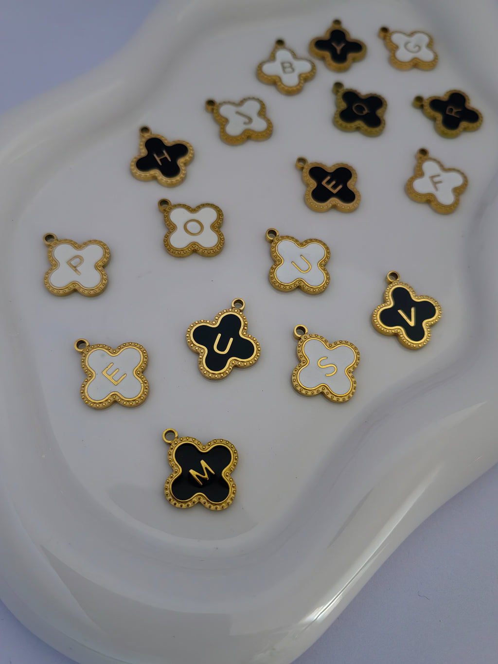 CLOVER LETTER NECKLACE