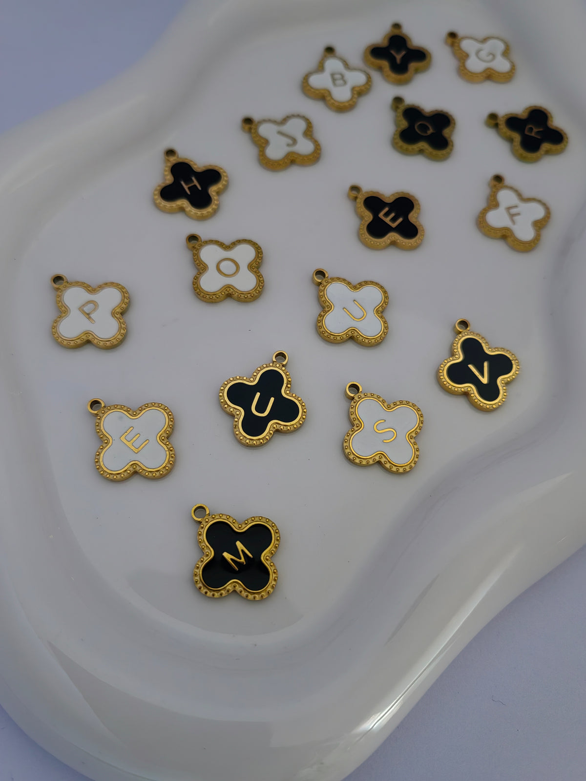 CLOVER LETTER NECKLACE