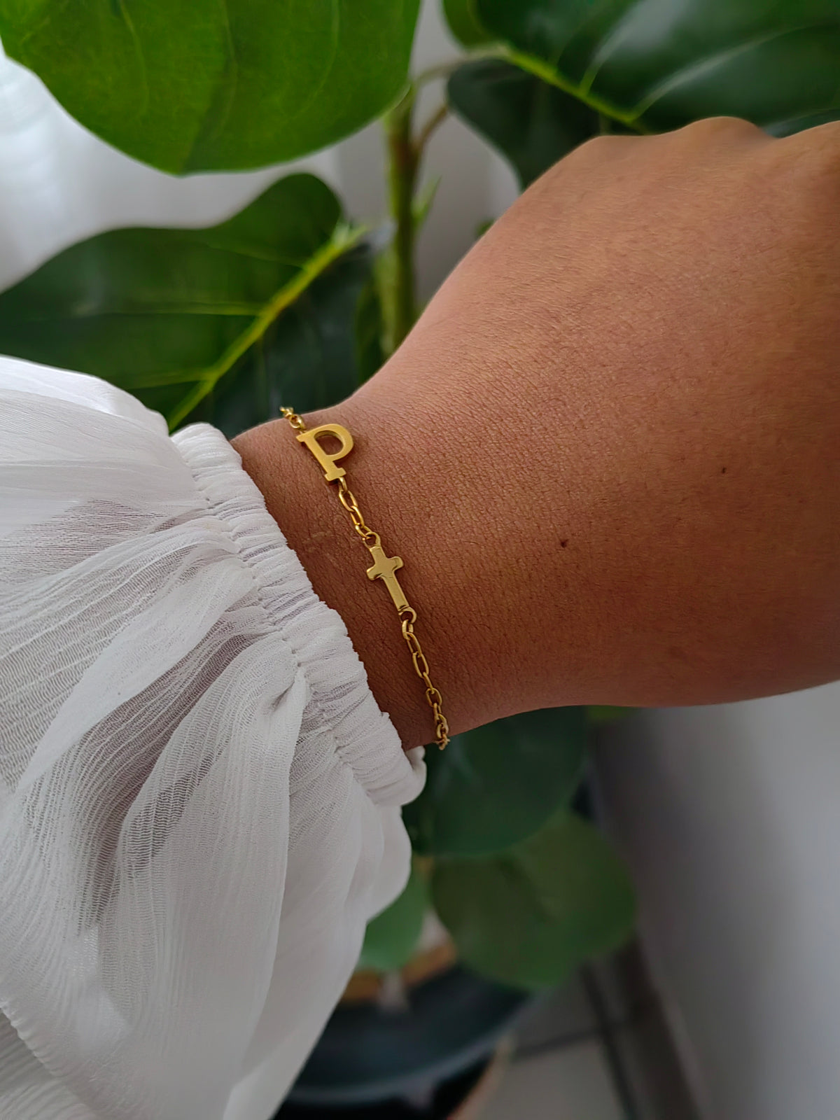 INITIAL CONNECTOR WITH CROSS BRACELET
